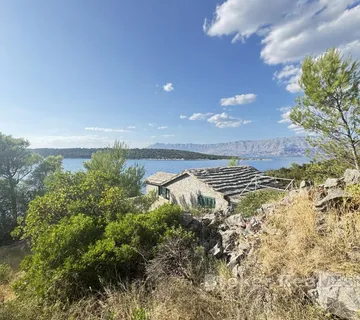 Kuća na atraktivnoj parceli, prvi red do mora - Brač, Brač