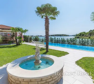 Apartmanska kuća u prvom redu do mora - Pula, Pula