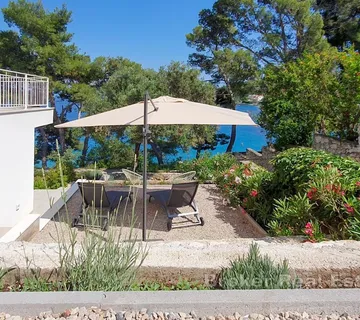 Vila novije gradnje u prvom redu do mora - Korčula