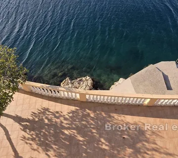 Kuća s privatnim pristupom moru i betonskoj plaži - Karlobag