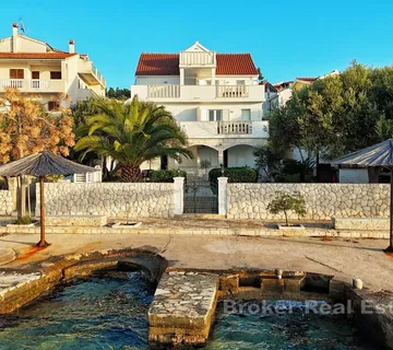 Apartmanska kuća u prvom redu do mora - Sibenik, Sibenik