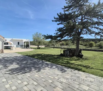 Nekretnina s velikim potencijalom na mirnoj lokaciji - Sinj
