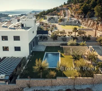 Ekskluzivan četverosoban stan s bazenom - Sibenik, Sibenik