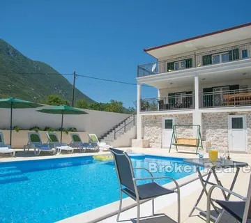 Kuća s bazenom - Makarska
