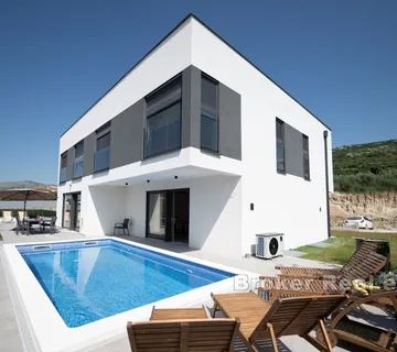 Vila s bazenom i garažom - Trogir