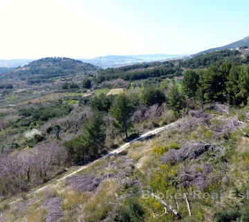 Prostrano građevinsko zemljište sa otvorenim pogledom - Klis
