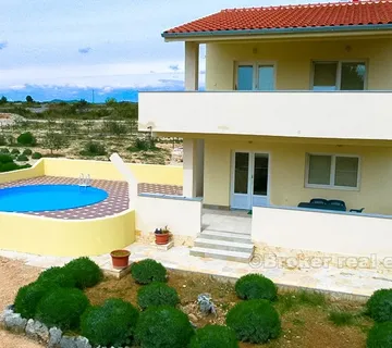 Vila u neposrednoj blizini šljunčane plaže, na prodaju - Vodice