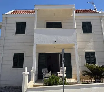 Prostrana kuća u prvom redu do mora - Hvar