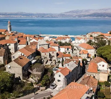 Kamena kuća u slikovitom mjestu - Brač, Brač