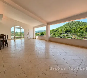 Apartmanska kuća s tri jedinice u blizini mora - Rogoznica