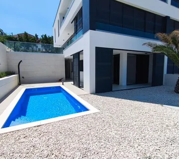 Apartmani s bazenom i pogledom na more - Ražanac