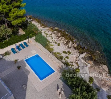 Vila s bazenom, na prodaju - Brač, Brač