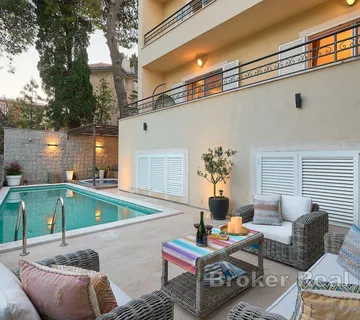 Ekskluzivna vila s bazenom u blizini mora - Split
