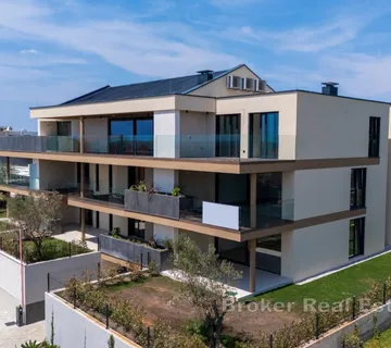 Predivan stan s velikim vrtom i pogledom na more - Novigrad