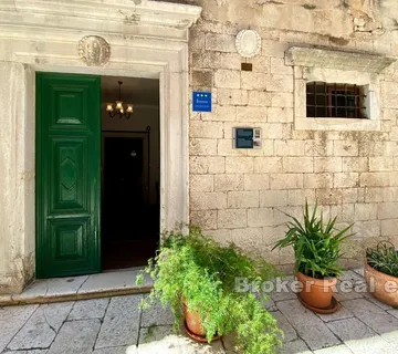Stambeno-poslovni prostor u palači - Sibenik, Sibenik