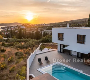 Novoizgrađena vila s bazenom i pogledom na more - Brač, Brač
