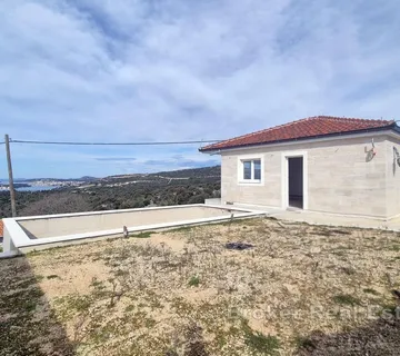 Samostojeća kuća s bazenom i pogledom na more - Rogoznica