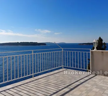Apartmanska kuća u prvom redu do mora - Primošten