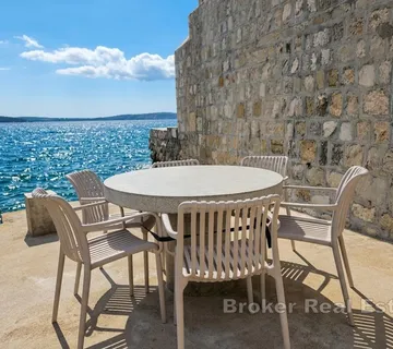 Moderni dvoetažni apartman prvi red uz more - Kaštel Gomilica, Kaštela