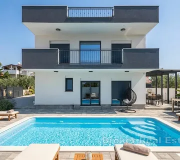 Vila s bazenom, krovnom terasom i panoramskim pogledom na more - Vodice