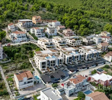 Stan s vrtom u blizini mora - Žedno, Trogir