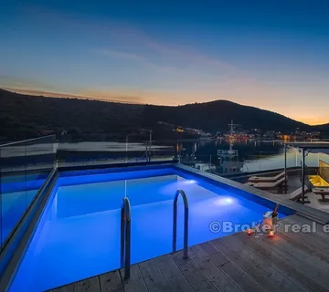 Elegantna, novosagrađena vila, prvi red do mora - Trogir