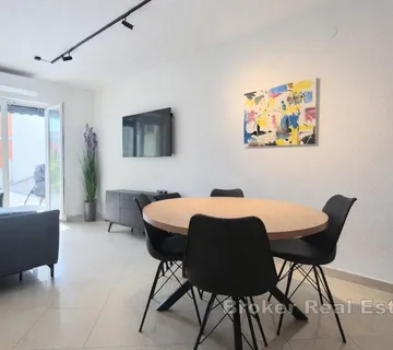 Apartman s parkingom i dvorištem blizu mora - Omiš