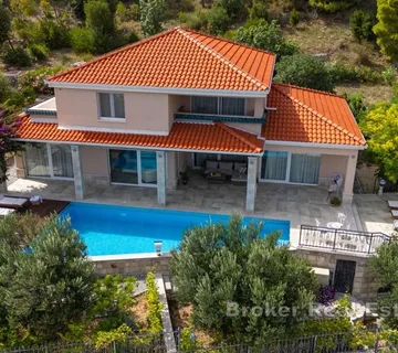 Vila s bazenom i otvorenim pogledom na more - Omiš