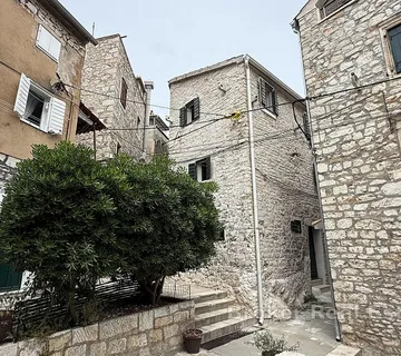 Autentična dalmatinska kamena kuća u povijesnoj jezgri Šibenika - Sibenik, Sibenik