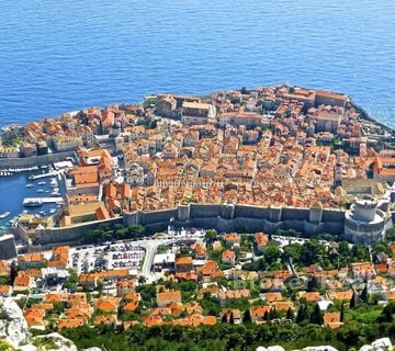 Luksuzni apartman unutar zidina starog grada - cover