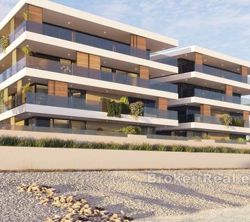 Prostran apartman u prvom redu do mora - cover