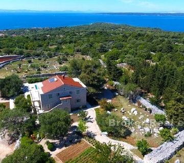 Kamena vila s bazenom i pogledom na more - cover
