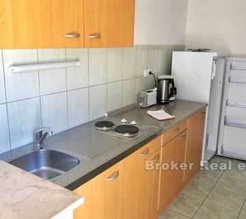 Apartmanska kuća, prvi red do mora - cover