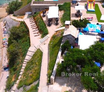 Obiteljski hotel prvi red do mora - cover