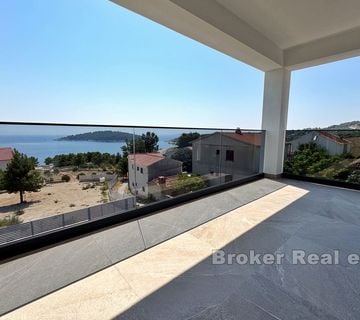 Moderan dvosobni apartman s pogledom na more - cover