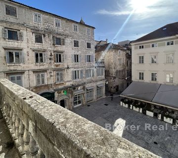 Troetažni apartman u centru, na prodaju - cover