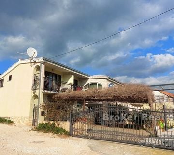 Apartmanska kuća sa bazenom - cover