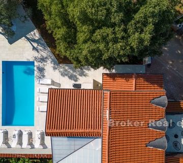 Moderna vila s bazenom - cover