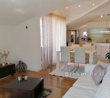 Apartmanska kuća s pogledom na more - cover