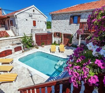 Kuća s apartmanima i bazenom - cover