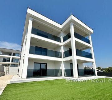 Novoizgrađeni dvosobni apartman s pogledom na more - cover
