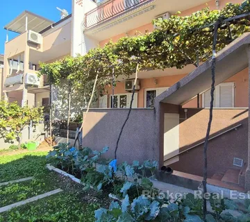 Kuća s tri stana i pomoćnim objektima - Split
