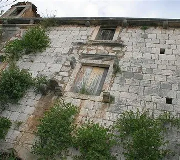Ruševna kamena kuća, na prodaju - Lastovo