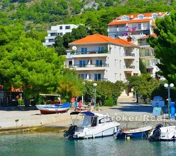 Apartmanski objekt s restoranom prvi red do mora - Makarska