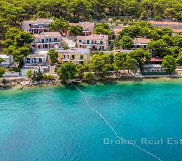 Vila sa 4 apartmana i pogledom na more - Rogoznica