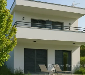 Samostojeća novosagrađena kuća na mirnoj lokaciji - Omiš