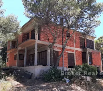 Nedovršena apartmanska kuća u prvom redu od mora - Hvar
