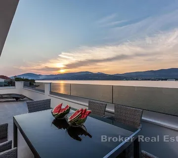 Moderna apartmanska kuća u prvom redu do mora - Žedno, Trogir