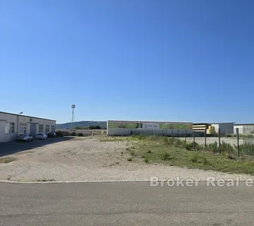 Građevinsko zemljište sa skladištem na izvrsnoj lokaciji - Trogir