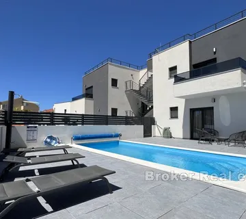 Prekrasna kuća s bazenom u mirnoj okolici - Vodice